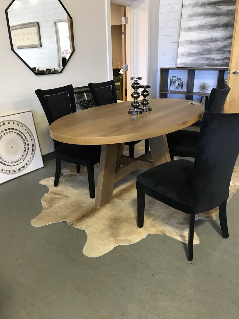 Daytona 80" Oval Table