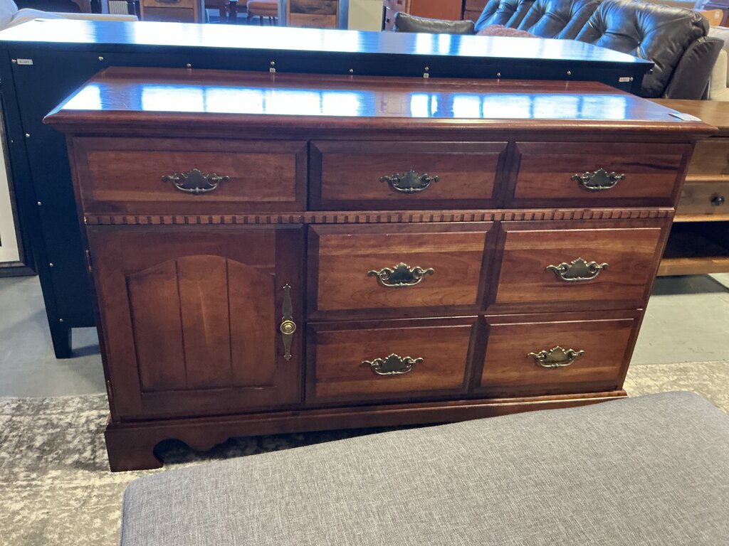 4 Drawer Vintage Dresser W/Mirror